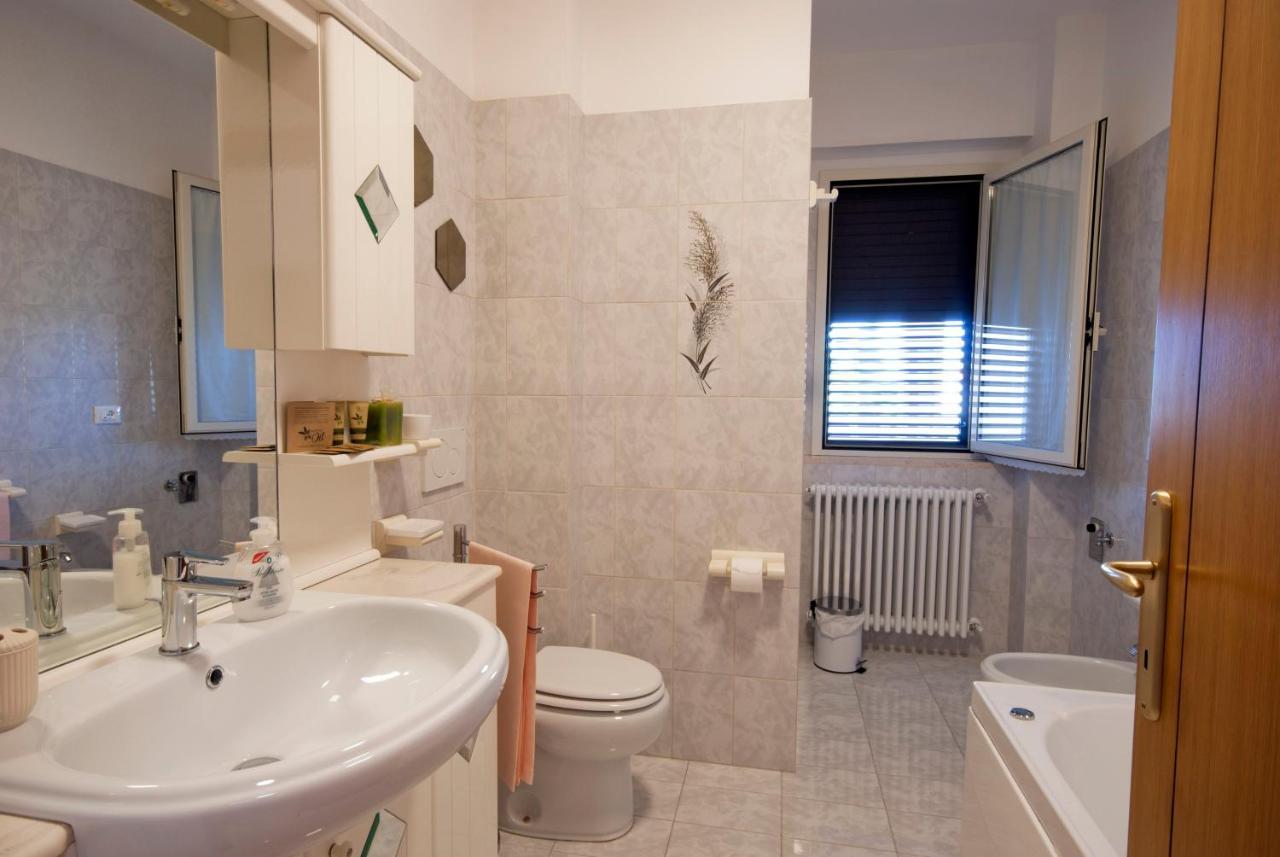 B&B Tra Gli Ulivi Рокка-Сан-Джованни Экстерьер фото